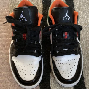 Jordans - Säljer dessa jordans eftersom jag inte använder dem länge. Är i jättebra skicka och är i storlek 37! Äkta! ❤️