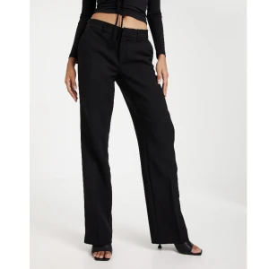 Lågmidjade kostymbyxor  - Säljer dessa lågmidjade kostymbyxorna från Nelly i storlek 36. Använda ett tiotal gånger men i fint skick.