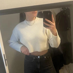 Croppad ”stickad” tröja  - Tjockare tröja som är croppad, använd ett fåtal gånger