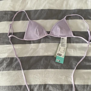 Bikini H&M - Helt ny bikini från H&M med lapparna kvar.  Bikinin är i storlek s. Nypris: 149kr Mitt pris: 75kr Hör gärna av dig vid frågor!  🦋🦋🦋