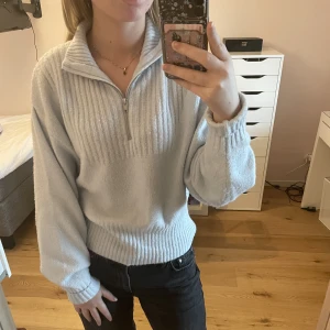 Stickad tröja med dragkedja  - Ljusblå stickad tröja med dragkedja. Fint skick, något nopprig bara