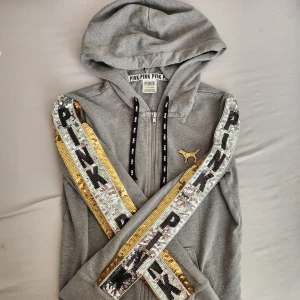 Victorias Secret PINK Hoodie - en jättefin VS PINK huvtröja som inte kommer till nån användning. 