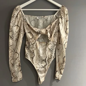 Body - Leopard mönstrad body från NA-KD. Aldrig använd!