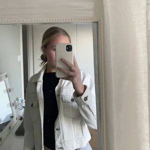 Oanvänd beige/krämvit jeansjacka med bruna sömmar - Skitsnygg jeansjacka med bruna sömmar från Zara! 