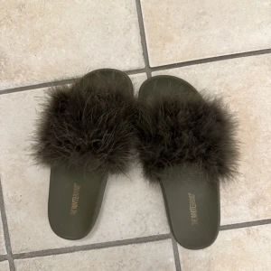 Fluffiga Slip ins  - Säljer dessa slip in tofflor med fjädrar på❤️ använda en gång, köpta för 550kr
