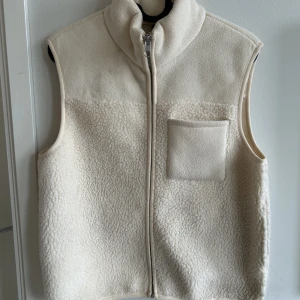 Teddyväst - Superfin väst ifrån pieces.  Mycket fint skick och sparsamt använd. Finns inget att anmärka på. 