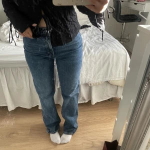 Snygga jeans  - Säljer dessa snygga jeans från weekday i modellen rowe i storlek 28/32💕