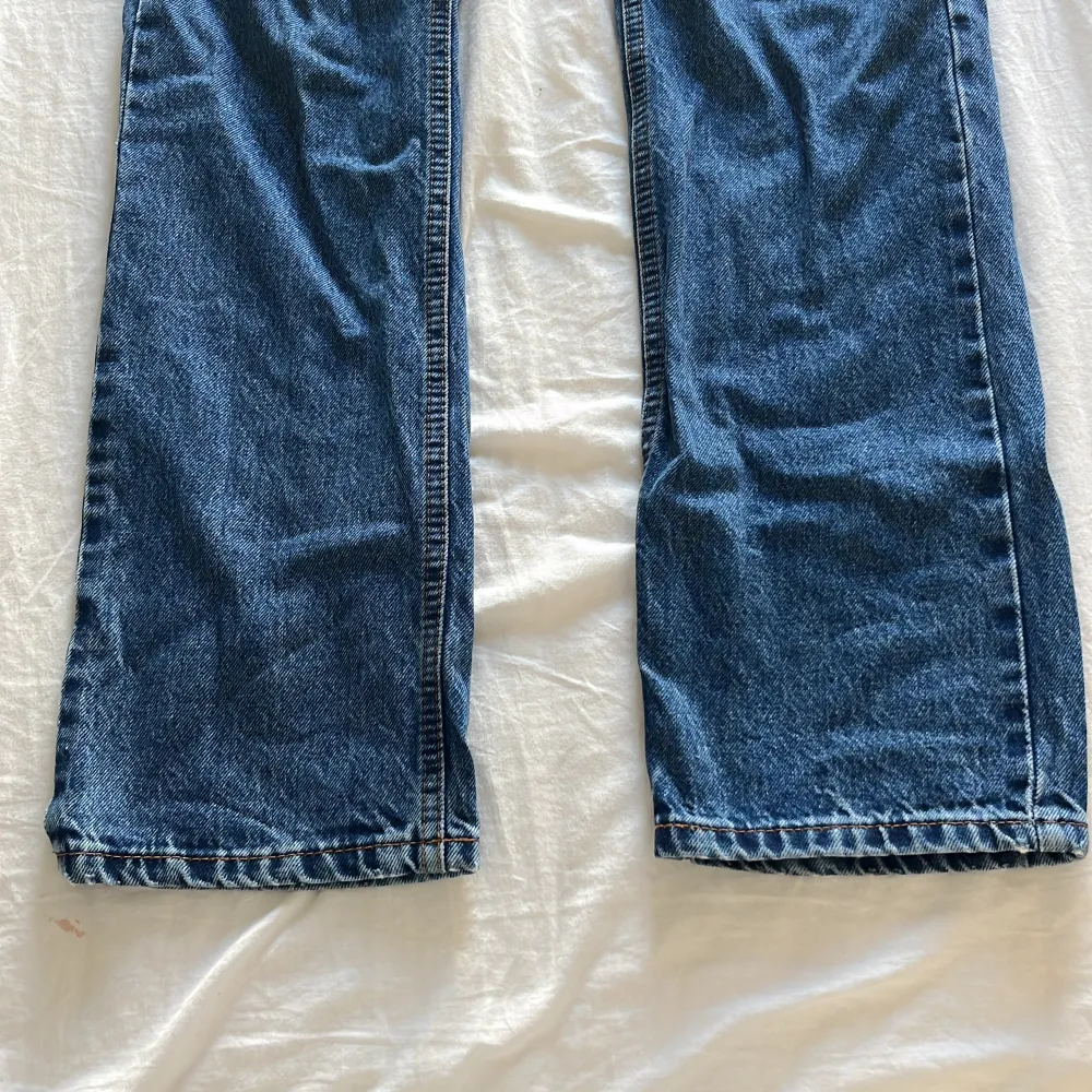 Low waist straight jeans från pull and bear i väldigt bra skick, använda ca 3/4 ggr i strl 32, säker då de inte kommer till användning . Jeans & Byxor.