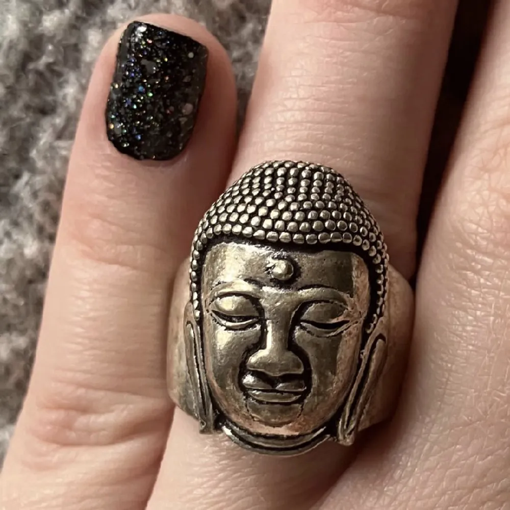 Buddha-ring från Indiska som aldrig är använd. Köpt för 129kr.. Accessoarer.