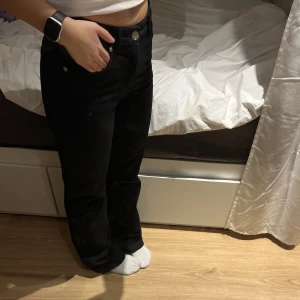 Jeans - Jeans från zara i storlek 34, inte kommit till användning för mig tyvärr. Helt i nyskick. Höga i midjan. Hör av dig vid frågor🌟❤️‍🔥