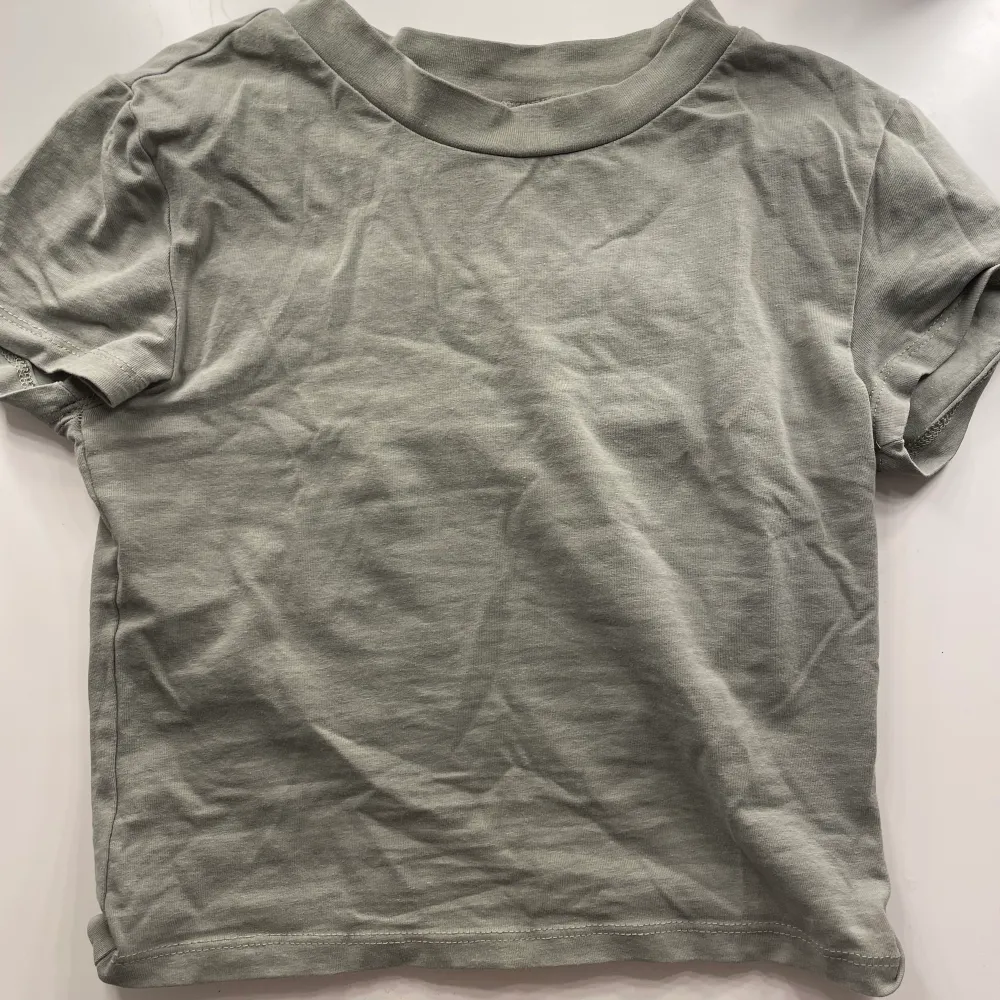 Säljer denna snygga militärgröna toppen köpt från H&M i strl S💕 Passar perfekt till ett par snygga jeans eller liknande så blir det lätt en fet outfit😉. Toppar.