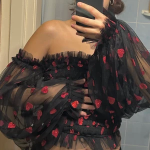 mesh tube top - tyvärr bara använd en gång på nyår så måste sälja då den dammar i garderoben :( möts upp i göteborg eller fraktar🫶