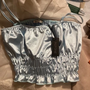 Topp - Fest topp aldrig använd! Säljer för 80kr Xs men passar S med