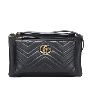 Gucci Marmont Väska - Gucci Marmont väska (självklart äkta). Väskan har en clutch på framsidan som går att ta av. Själva väskan har ett långt band som bärs crossbody.   Superfint skick, kan finnas mindre repor på skinnet och märket. Kommer med kvitto och dustbag! Nypris 595€. 