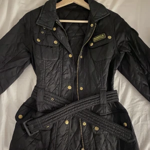 Barbour jacka - Barbour jacka i fint skick säljes för 700 kr då den bara ligger i garderoben . Köptes för ca 2300 kr. Priset kan diskuteras☺️