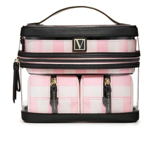 victoria’s secret - så fin necessär / smink-väska. kommer tyvärr inte till användning men den får plats med allt och är så bra till när man ska resa och sånt, väldigt fint skick 💖 nypris: ca. 650 kr, säljer för 300 😽pris kan diskuteras vid snabb affär 😻