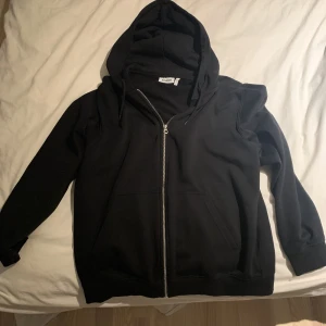 Zip hoodie - WEEKDAY zip hoodie  Storlek S men passar även M Aldrig använd