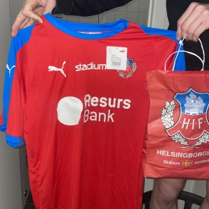 HIF t-shirt - Helt ny röd HIF tröja. Aldrig använd. Storlek L. Kan mötas upp i Helsingborg annars tillkommer spårbar frakt. Pris går att diskuteras vid snabb affär 