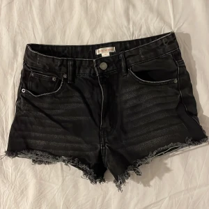 Jeans shorts  - Jeansshorts från Gina Trocot i storlek 152. Sitter bra på mig som vanligtvis har 32/34 och är 168! Inprincip aldrig använda💗