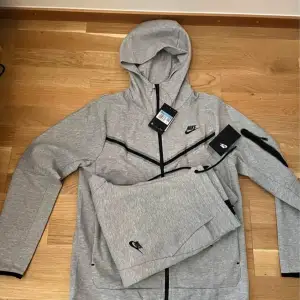 Säljer en helt ny nike texh fleece, grå, storlek S