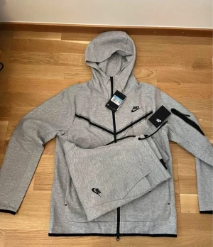 Nike tech fleece - Säljer en helt ny nike texh fleece, grå, storlek S