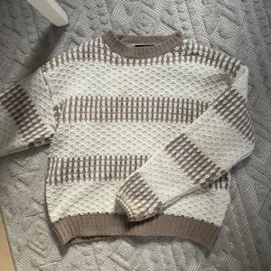Stickad tröja  - Använt några ggr