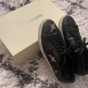 Axel Arigato Sneakers - Skitsnygga sneakers från Axel Arigato, använda men i bra skick! 💟