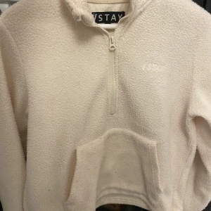 Vit fleecetröja  - Säljer denhär mysiga fleecetröjan, skulle säga att den är krämvit och den är i fint skick! Skriv för frågor🌟