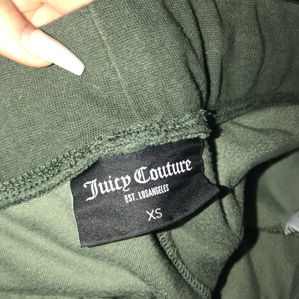 Gröna äkta juicy byxor storlek xs. Dom e använda några gånger men är i bra skick. Köptes i början av januari och inte alls mycket använda.. Jeans & Byxor.