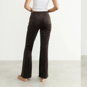 Velour byxor - Bruna byxor från Gina som aldrig har använts då dem är för stora för mig. Skicka privat för fler bilder. Nypris 250✨