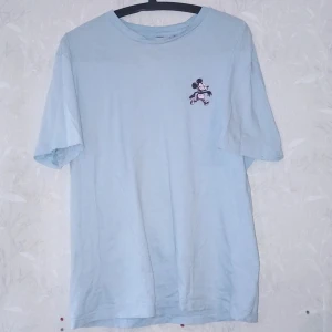 Blå mickey mouse T-shirt - Sällan använd, bra skick!