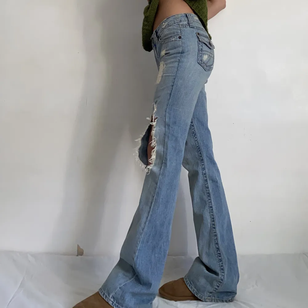 Lågmidjade jeans, väldigt vida längst ner😍 Sååå fin passform!! Höftmått-91cm (+har en del stretch) Innerbenslängd-90cm Skulle säga att de passar Stl 38 ungefär. De har en fläck som knappt syns på ena benet (kan skicka bild vid intesse) i övrigt gott skick. Jeans & Byxor.