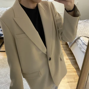 Ny zara kavaj  - Ny kavaj från Zara, prislapp kvar, beige storlek L. Nypris 859kr🥰