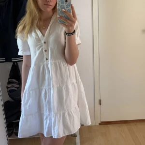 Klänning Zara - Säljer denna superfina vita klänning fån zara som jag köpte i Paris i somras, skriv gärna vid frågor eller för fler bilder🌟(tryck inte på köp direkt)