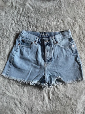 Jeans shorts - Säljer då jag aldrig fått någon användning av dom utan dom har bara legat i garderoben💙Jag köpte dom från junkyard för 299kr💙Jag tog bort lappen efter jag köpte dom då jag trodde att jag skulle få användning för dom💙Modellen/namnet är KAY RAW SHORTS💙