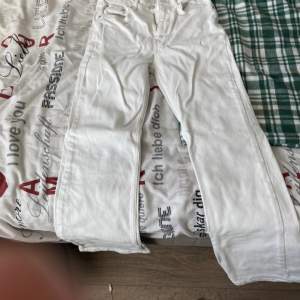 Säljer dem här vita jeansen från Gina. ny pris 600 pris nu 300 