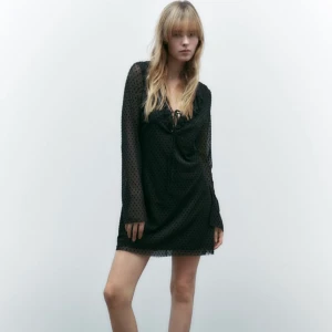 Svart klänning Zara - Fin helt oanvänd klänning från zara! Lappen är kvar!❤️ Nypris 399, säljer för 300kr