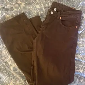 Säljer dessa lågmidjade bruna jeans! Modellen Arrow från weekday. Skriv vid frågor/intresse! 💋
