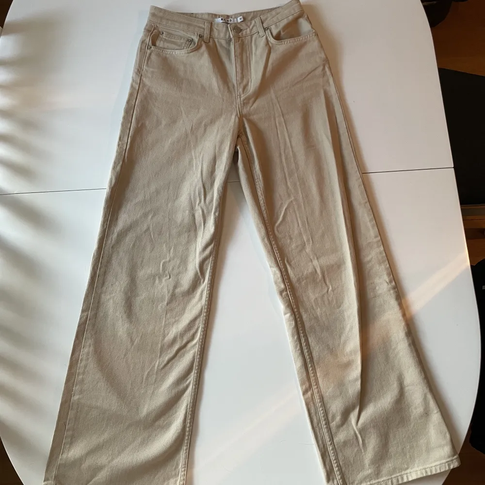 Highwaisted straightleg jeans från NAKD. Aldrig använda, köpte för något år sedan men aldrig kommit till användning.  Orginalpris: ≈ 600kr. Jeans & Byxor.