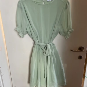 Sommar klänning - Min absoluta favoritklänning, som nu tyvärr blivit för liten. Super vacker tyll klänning, i färgen mintgrön. Är ursprungligen från NA-KD.💞
