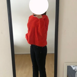Fin tröja - Säljer denna tröja för den inte kommer till användning och typ inte har använts något. Vet inte om man ska kalla den för en sweatshirt eller en ribbad ”stickad” tröja. Men sjukt fin. Passar mig som är 162cm. (Frakten är 69kr)