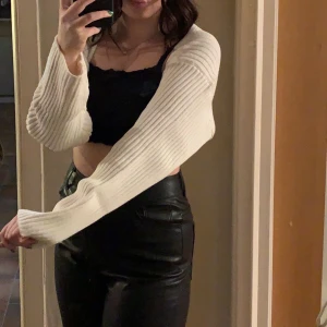 Vit bolero - Säljer denna vita bolero kofta ifrån hm