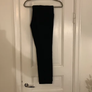 Kostymbyxor - Klassiska kostymbyxor från hm, deras klassiska variant. Medelhög midja, raka. Storlek S (38). Jag har M i byxor så de sitter lite för tight på mig. Annars jättefina.