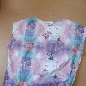 Dolly style t shirt  - Säljer  den för  den sitter inte  på  mig  så bra andvänd 1 gång  den är fint skick 