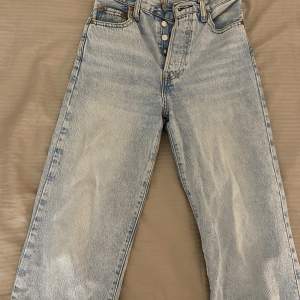 Fina Levis jeans köpta på plick säljer pga att jag inte använder dem. Modellen ribcage straight i storlek 24. Vill sälja snabbt så kom privat för prisförslag