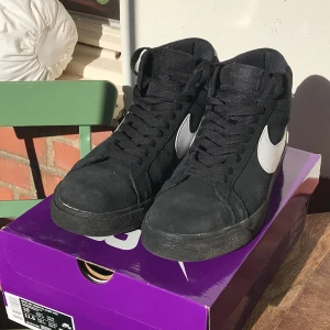 Nike sb blazer  - Fina Nike sb blazers som knappt är använda. Skick 9/10  Säljer pga att de är för små.  Har kvitto och original låda. Kan mötas i malmö annars står köparen för frakten. :)