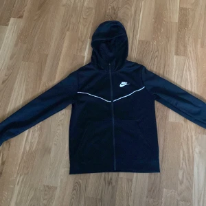  Nike tröja  - Den är i bra skick. En Nike tröja som man kan ha som träningströja eller som en fin tröja att ha på sig.