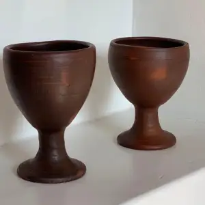 Handmade Chilean Clay Suit Of Cups.  Set Of 2 Produced in Wood Burning Kilns without Glaze leaving an Earthly Matte Finish. Pre-Cured Hand Wash with Warm Water and Soap Made in Chile  12 cm (4.7 in) Length 9 cm (3.5 in) Width