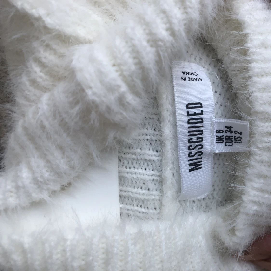 Vit fluffig klänning  - 90