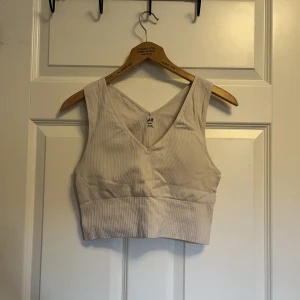 Sport topp  - Fin oanvänd (endast provad) sport topp från H&M, säljer den för att den blivit för stor